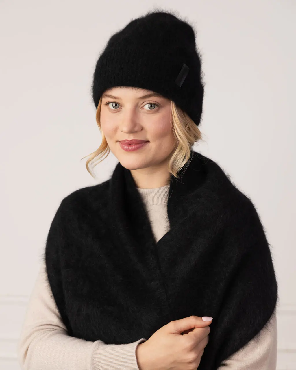 Kaszmirowa Fluffy czapka z jedwabną podszewką – czarny